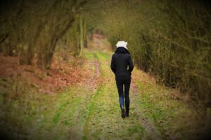 Spazieren nach dem Essen: Was kurze Bewegung wirklich bringt auf gesundheitsthemen.at